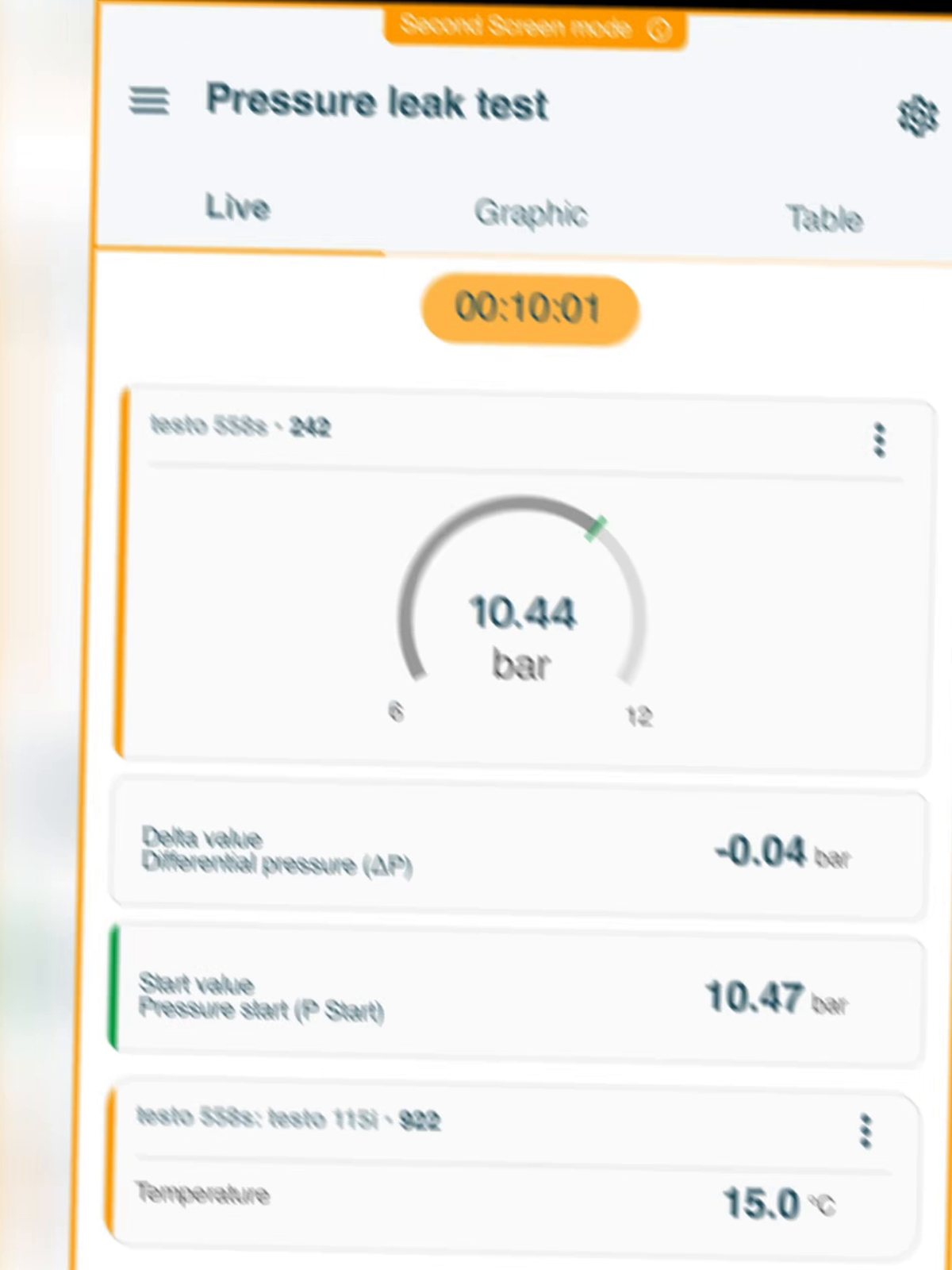 Digital pressure leak test reading about 10.4 bar after 10 minutes